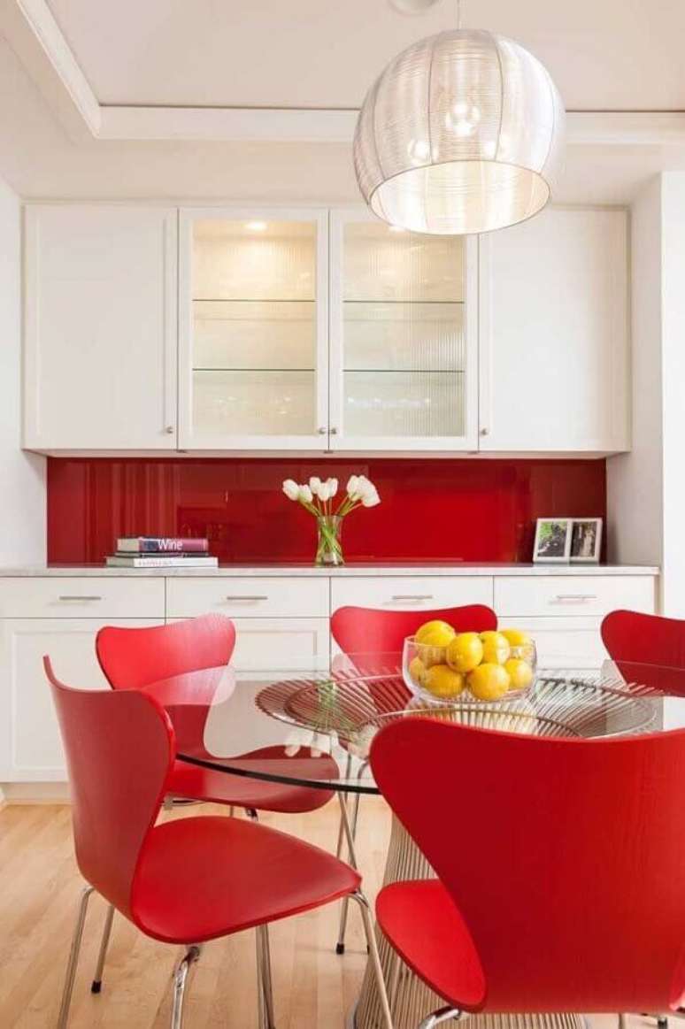 48. Decoração vermelho e branco para cozinha com mesa redonda de vidro e armário planejado – Foto: One Kindesign