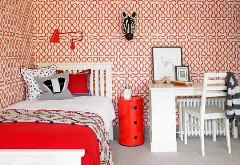 50. Decora&ccedil;&atilde;o vermelho e branco para quarto com papel de parede e escrivaninha pequena = Foto: Pinterest