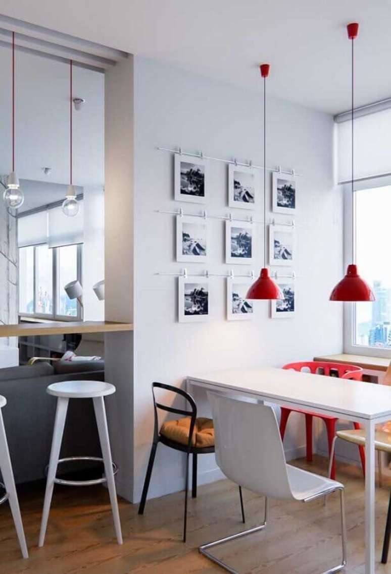 45. Em ambientes bem claros os tons de vermelho se tornam destaque na decora&ccedil;&atilde;o &ndash; Foto: Pinterest