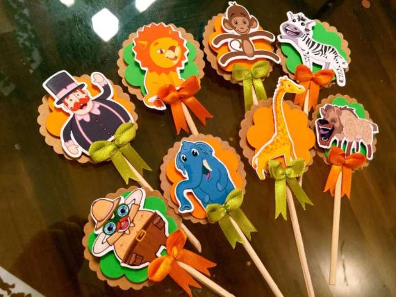 69. Detalhes da decora&ccedil;&atilde;o para usar na mesa de doces da festa saf&aacute;ri. -Foto: Elo7