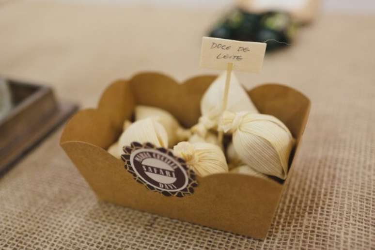 27. Docinho de doce de leite na mesa dos convidados para comer ao longo da festa. &ndash; Foto: Panoptes Fotografia Criativa