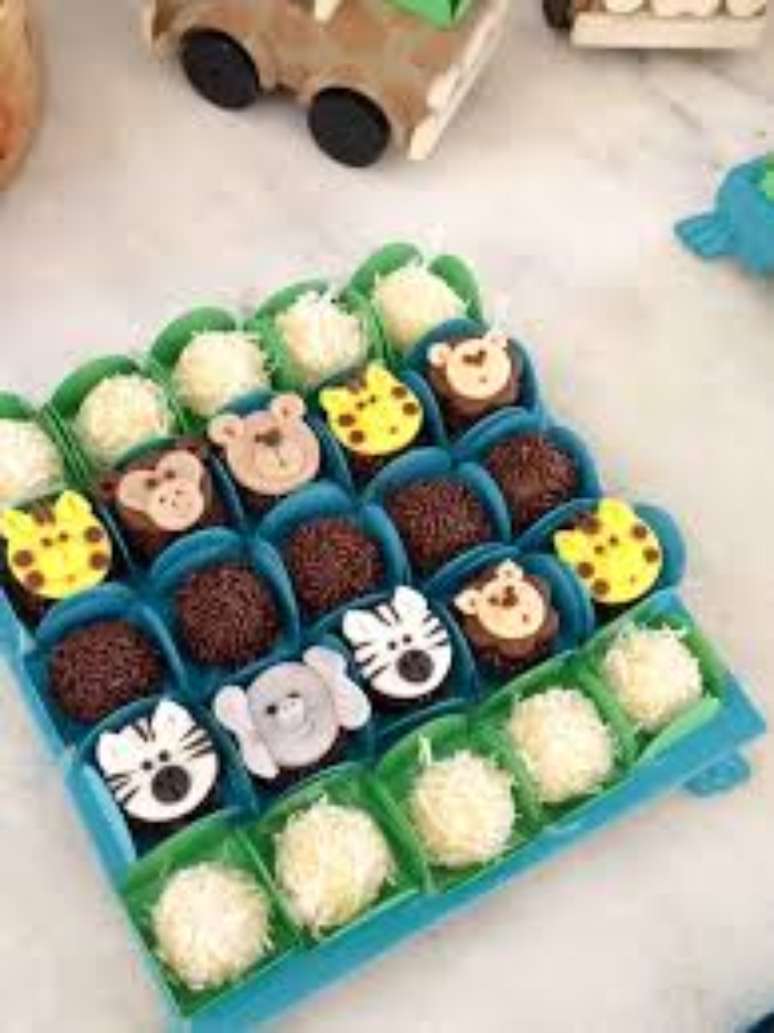 72. Docinhos para festa saf&aacute;ri. &ndash; Foto: Festa clean Chic