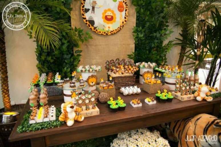 28. Detalhes da mesa de doces para festa safári simples. – Foto: Juan Azevedo