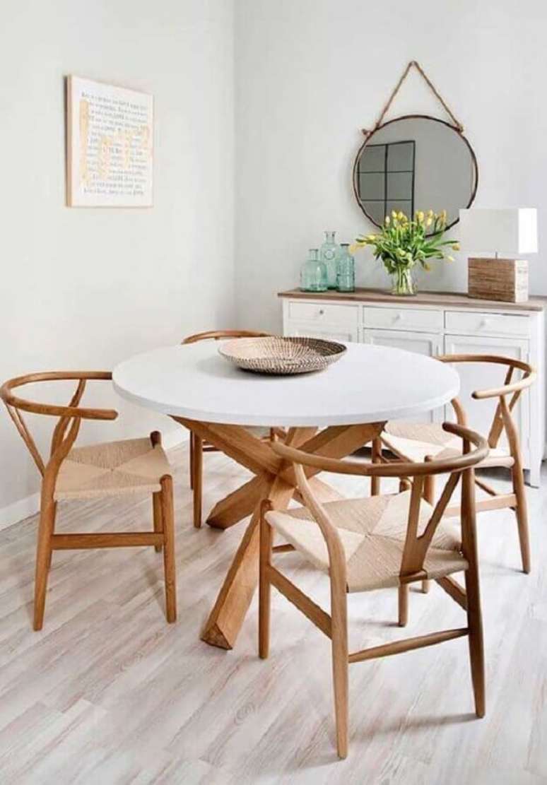 38. Sala de jantar clean decorada com mesa redonda e espelho redondo com alça – Foto: Manual da Obra