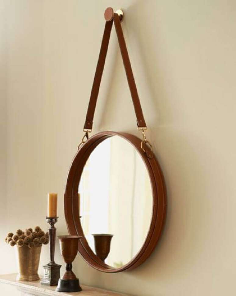 5. O espelho redondo com alça tradicionalmente é feito com alça de cinto de couro – Foto: Pinterest