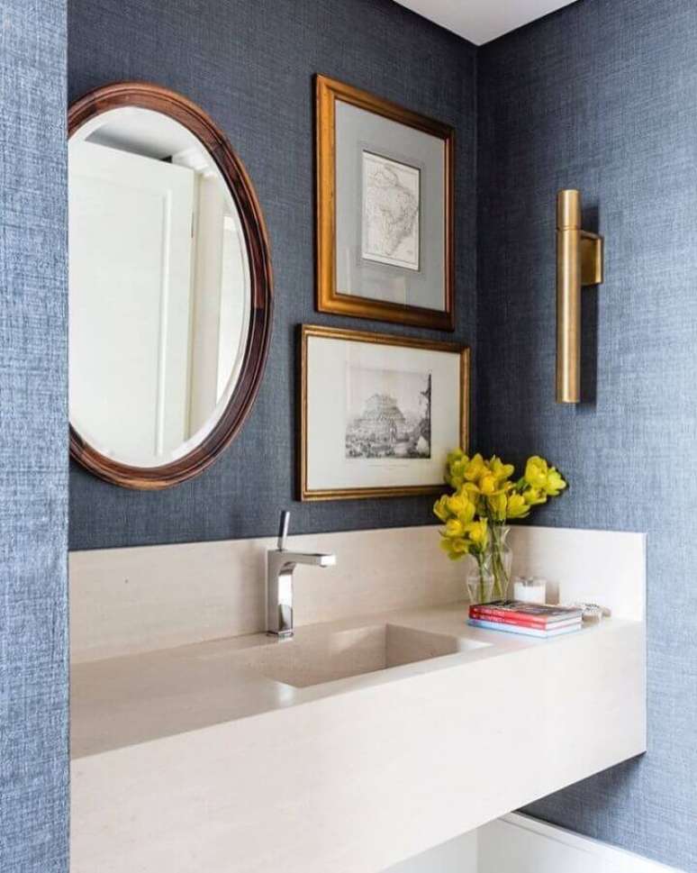 46. Espelho redondo com moldura de madeira para decoração de lavabo com papel de parede azul – Foto: Dado Castello Branco