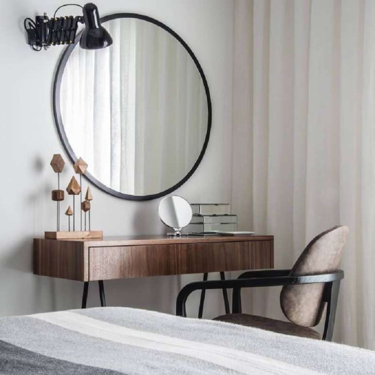 48. Decoração clássica para quarto com espelho redondo com moldura preta – Foto: CONECTARQ