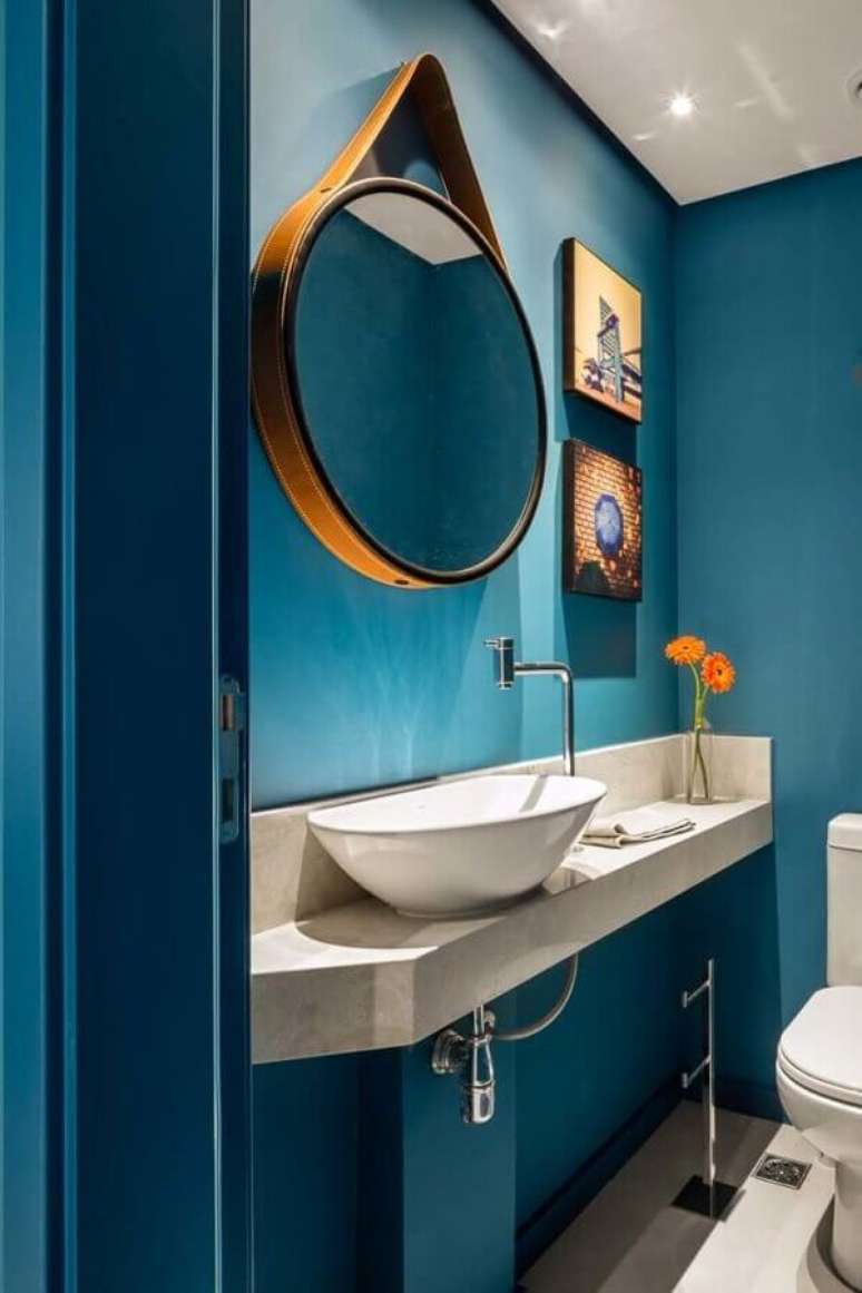 52. Espelho redondo com alça para decoração de lavabo azul – Foto: Marcela Madureira