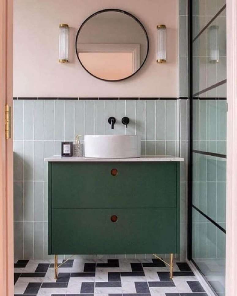 54. Decoração com espelho redondo para banheiro com gabinete verde – Foto: Pinterest