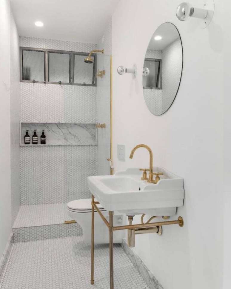 56. Espelho redondo para decoração de banheiro todo branco com detalhes em dourado – Foto: PM Arquitetura