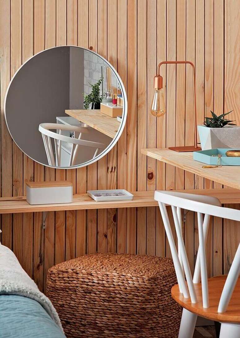 57. Delicada decora&ccedil;&atilde;o com espelho redondo para parede de madeira &ndash; Foto: Studio Elen Saravalli