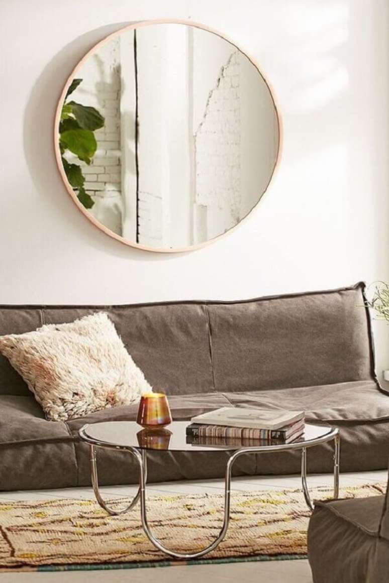 62. Espelho redondo para sala minimalista com sofá cinza – Foto: Apartment Therapy