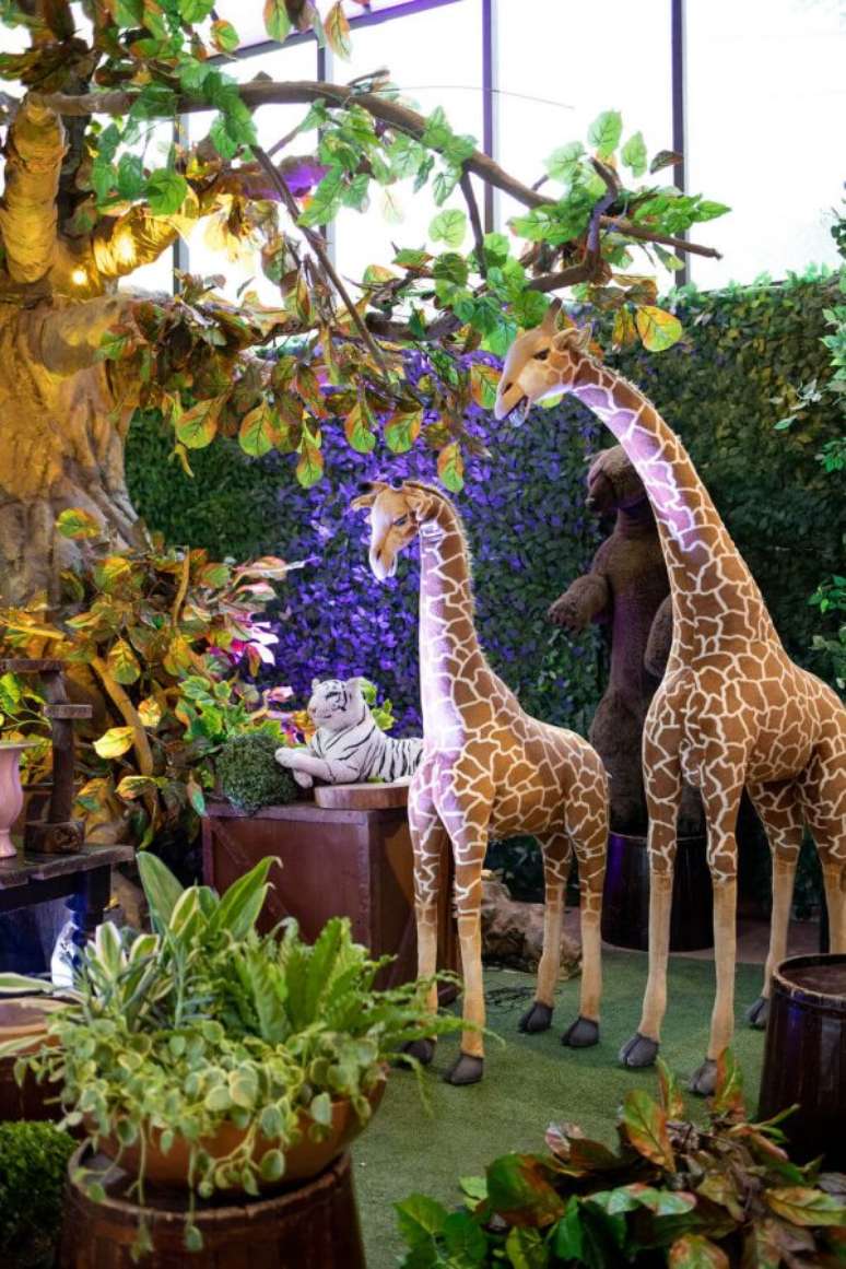 66. Girafas na decoração da festa safári. – Foto: Sylvia Guedes