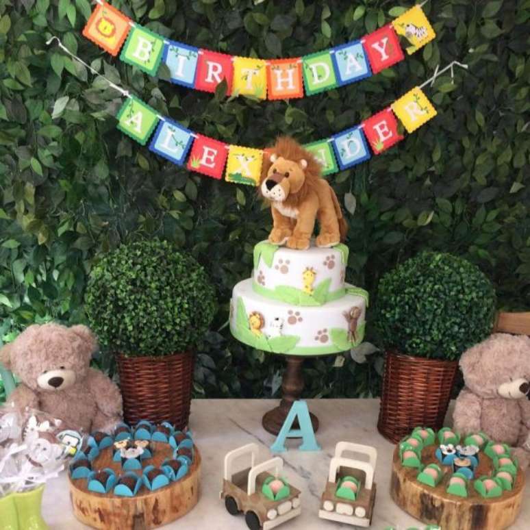 67. Plaquinhas coloridas para a decora&ccedil;&atilde;o da festa saf&aacute;ri. &ndash; Foto: Festa Clean