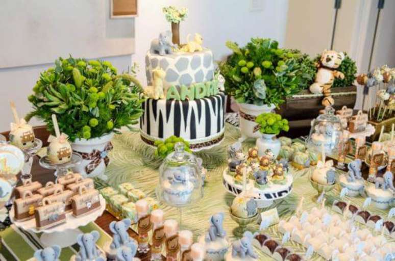 32. Festa saf&aacute;ri em tons de azul para beb&ecirc;s. &ndash; Foto: Pinterest