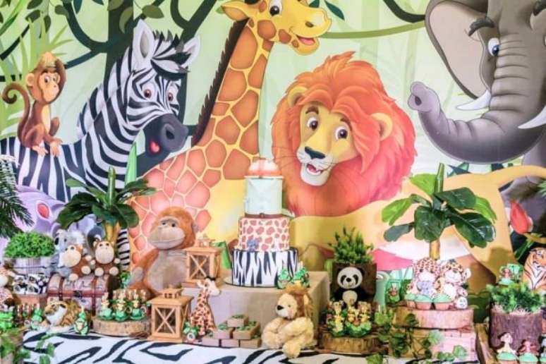 37. Festa saf&aacute;ri com backdrop de animais. &ndash; Foto: Tua casa