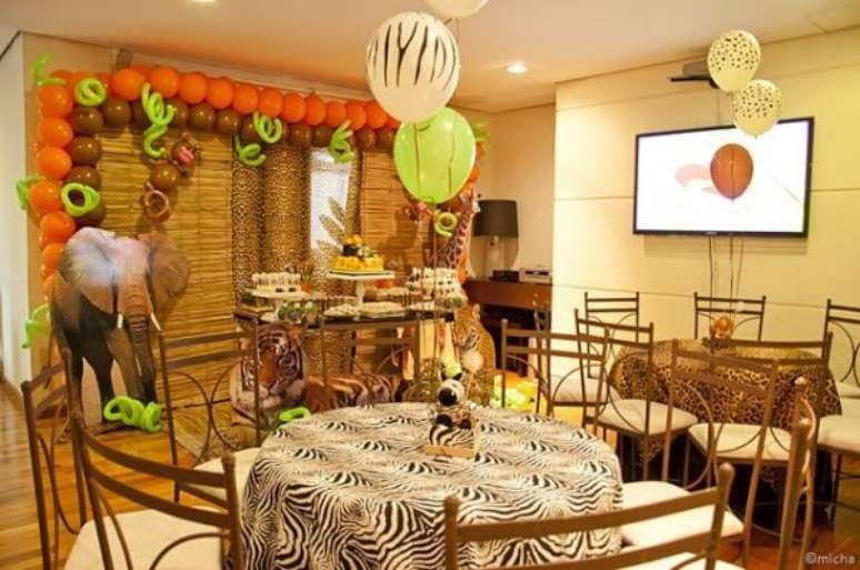 79. Decora&ccedil;&atilde;o festa saf&aacute;ri com bal&otilde;es e animais. &ndash; Foto: Micha Fotografia