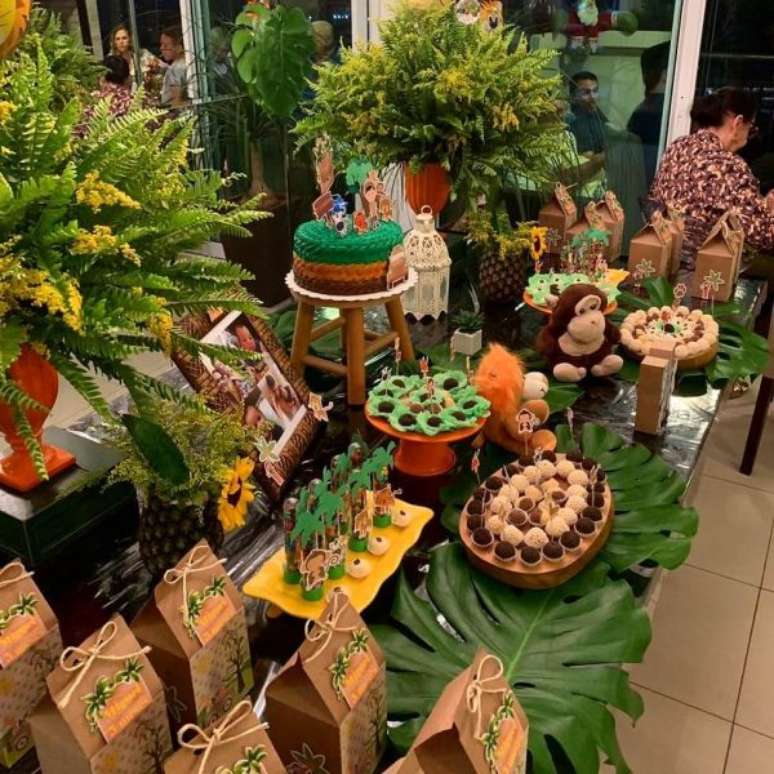 41. Tons de verde, marrom e laranja s&atilde;o os melhores para decorar a festa saf&aacute;ri. &ndash; Foto: Pinterest