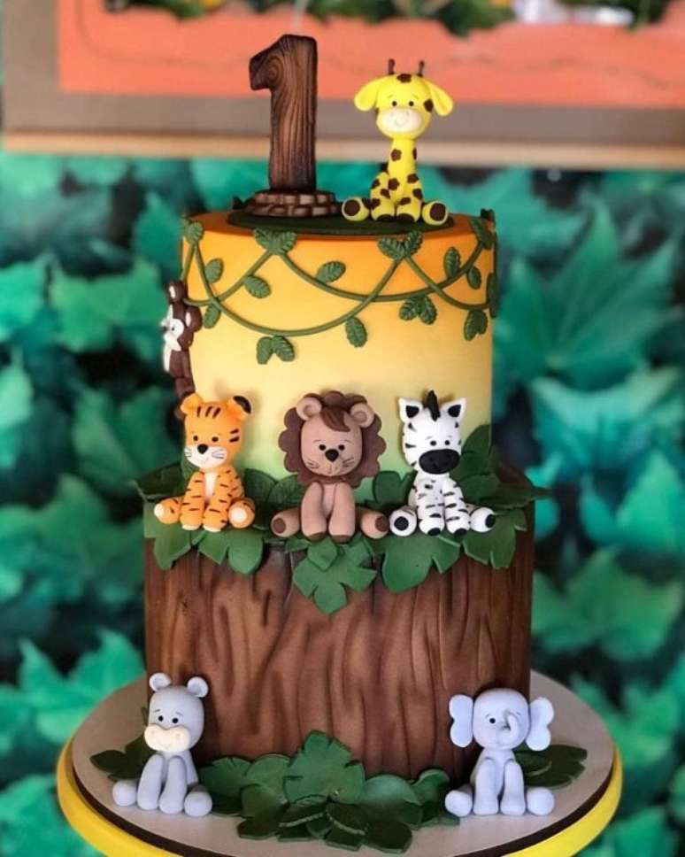 82. Bolo de aniversário personalizado. – Foto: Pinterest