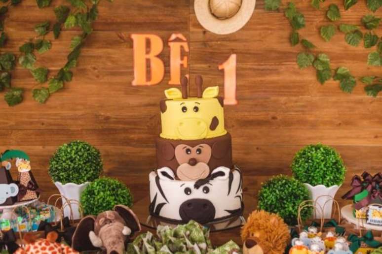 45. Que tal fazer um bolo com a cara dos animais para sua festa saf&aacute;ri? &ndash; Foto: Pinterest