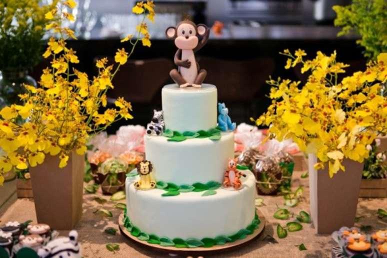 83. Mesa de bolo dos animais para decorar a festa saf&aacute;ri. &ndash; Foto: Adriana Brier