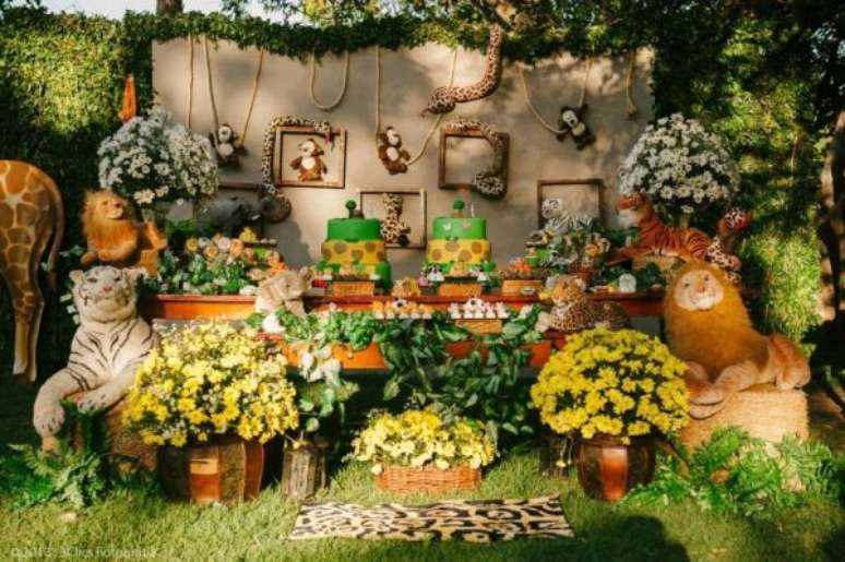 47. A festa safári também pode ser feita no jardim, e ter várias flores na decoração. – Foto: Pinterest