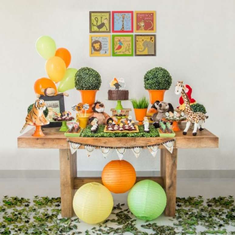 48. Use quadrinhos para enfeitar sua festa saf&aacute;ri simples. &ndash; Foto: Arquitetura festiva