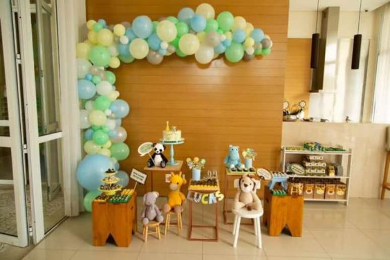 6. A festa safári simples fica ainda mais incrível com balões e ursinhos de pelúcia – Foto: Festa Clean Chic