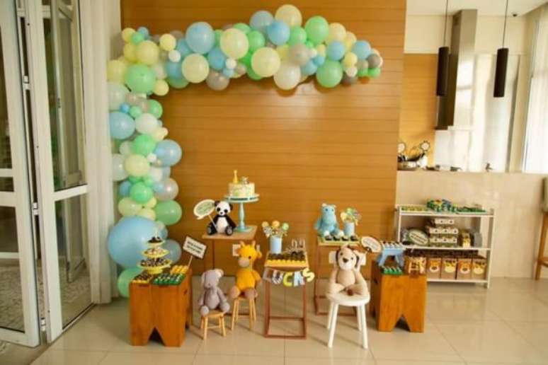 6. A festa saf&aacute;ri simples fica ainda mais incr&iacute;vel com bal&otilde;es e ursinhos de pel&uacute;cia &ndash; Foto: Festa Clean Chic