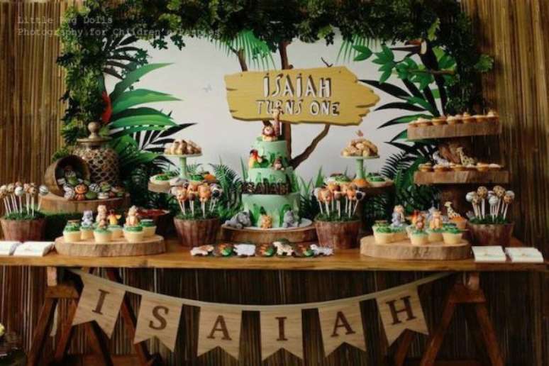 35. Festa saf&aacute;ri com folhagens e detalhes de madeira. &ndash; Foto: Photography for children