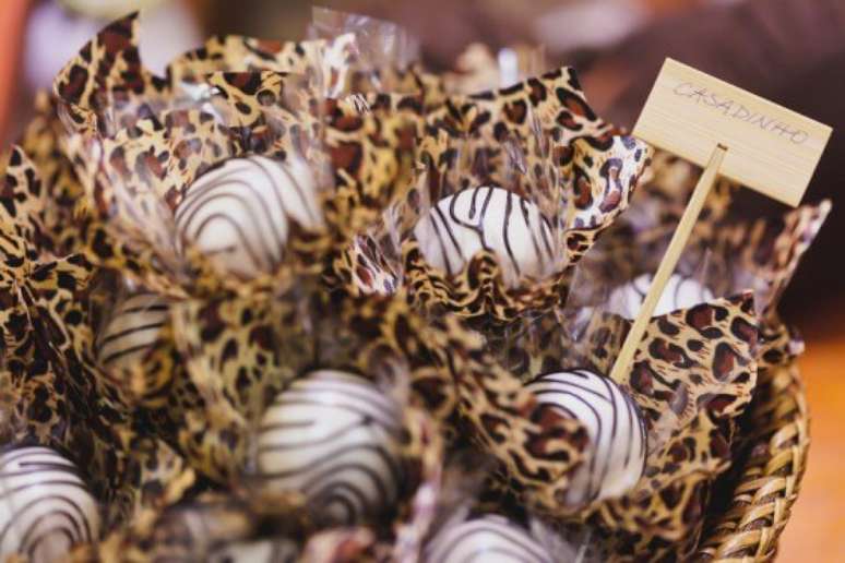 51. as forminhas com estampa de on&ccedil;a e docinhos com a estampa de zebra s&atilde;o perfeitas para a festa saf&aacute;ri. &ndash; Foto:Panoptes Fotografia Criativa