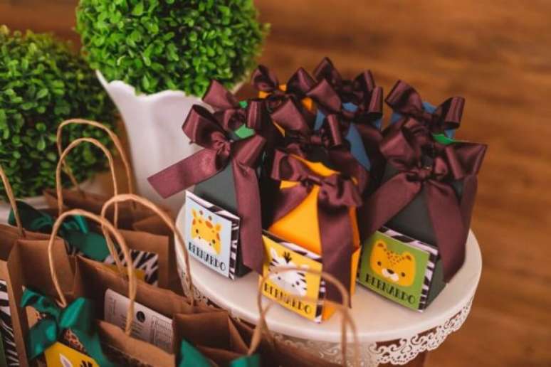 53. Decore a mesa de doces com algumas lembrancinhas para as crian&ccedil;as pegarem ap&oacute;s a festa! &ndash; Foto: Pinterest