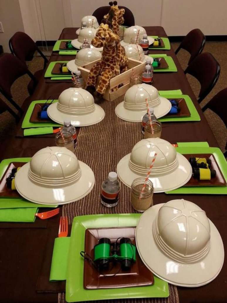 55. Mesa para as crianças comerem e se personalizarem para curtir a festa safári. – Foto: Pinteret