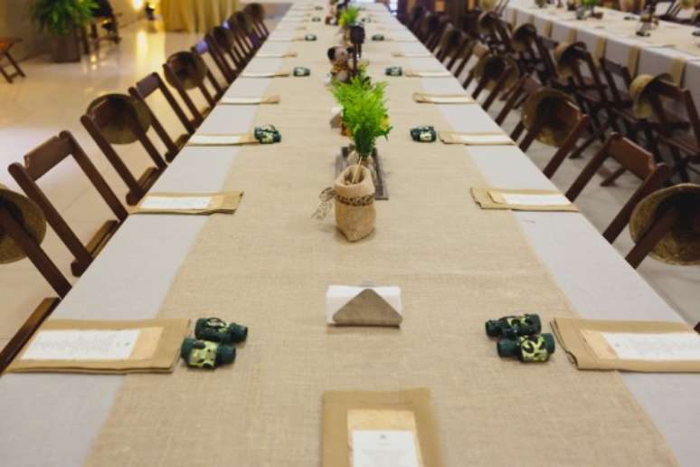 56. Mesa com binóculos para as crianças se divertirem na festa safári. – Foto: Panoptes Fotografia Criativa