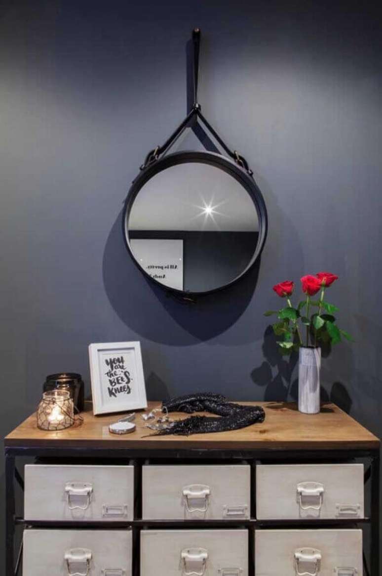 65. Modelo pequeno de espelho redondo com alça – Foto: Mauricio Gebara Arquitetura