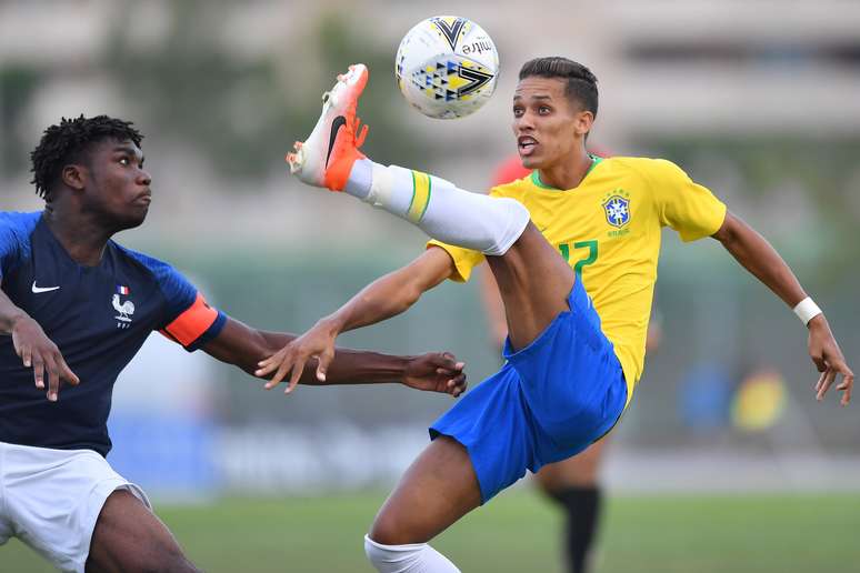 Pedrinho, do Brasil, durante partida contra a França válida pela 2ª rodada do Grupo B do Torneio Maurice Revello, antigo Torneio de Toulon, no Estádio Marcel Roustan, em Salon-de-Provence, no sul da França