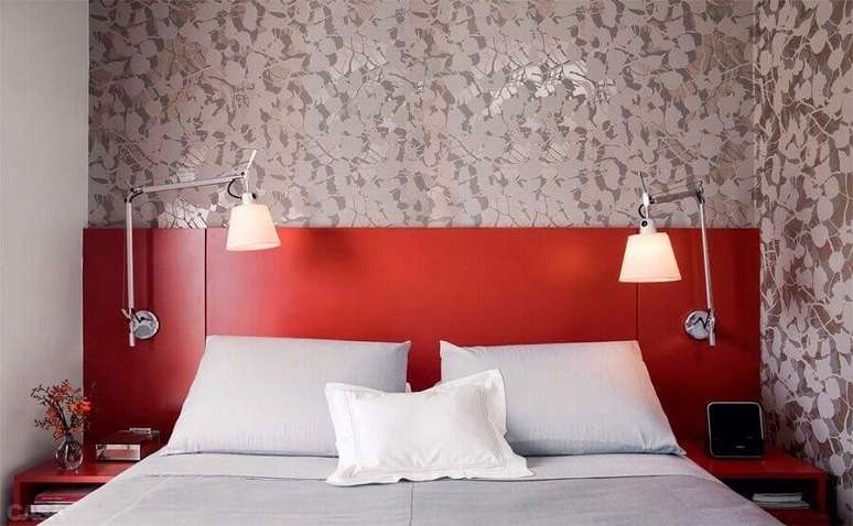 56. Decoração para quarto de casa com papel de parede e tons de vermelho – Foto: Pinterest