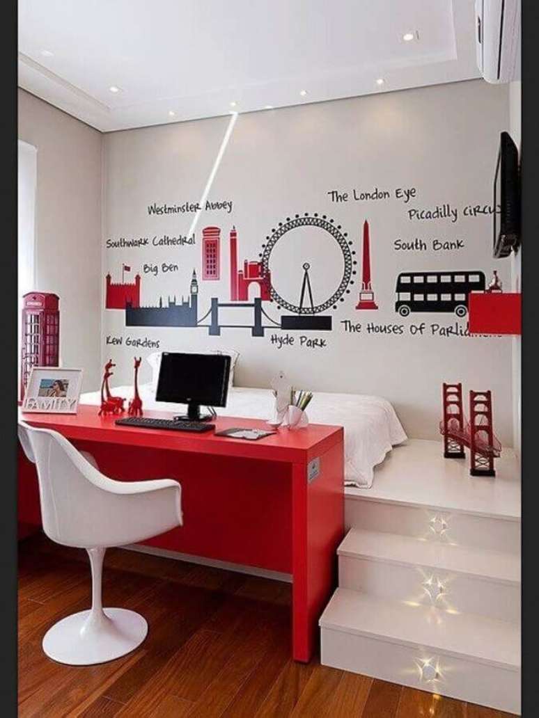 8. Decoração clean e jovem para quarto vermelho e branco com adesivos de Londres – Foto: Lovingit