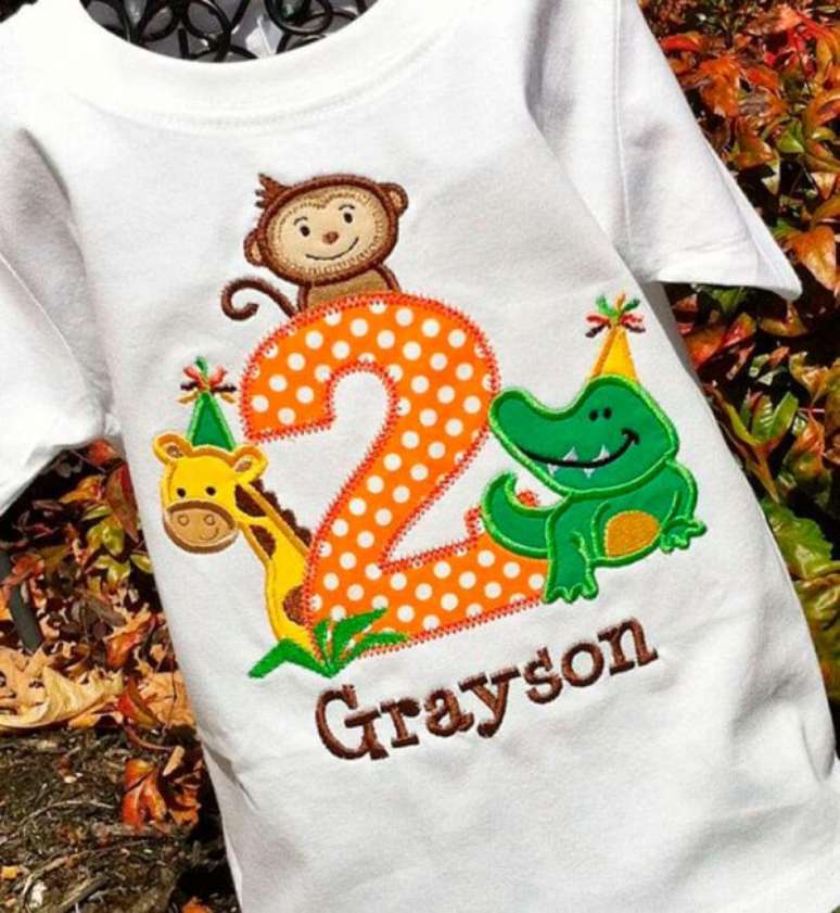 58. Roupa personalizada para o aniversariante da festa saf&aacute;ri usar ao longo do dia. &ndash; Foto: Pinterest