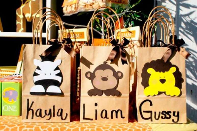 10. Lembrancinha personalizada com o nome dos convidados para festa safári. – Foto: Pinterest