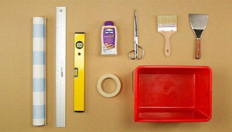 2. Como colocar papel de parede e materiais necessários. Fonte: Pinterest