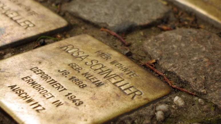 As 'stolpersteine' s&atilde;o homenagens &agrave;s v&iacute;timas do Holocausto