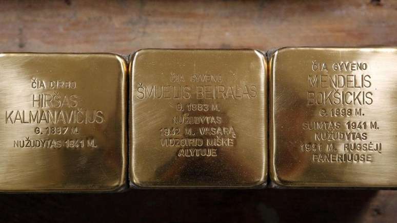 Cada placa &eacute; individual, com o nome da pessoa, data de nascimento e seu destino