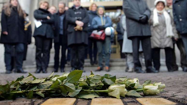 A maioria das 'stolpersteine' ​​s&atilde;o pesquisadas ​​e financiadas por iniciativas locais