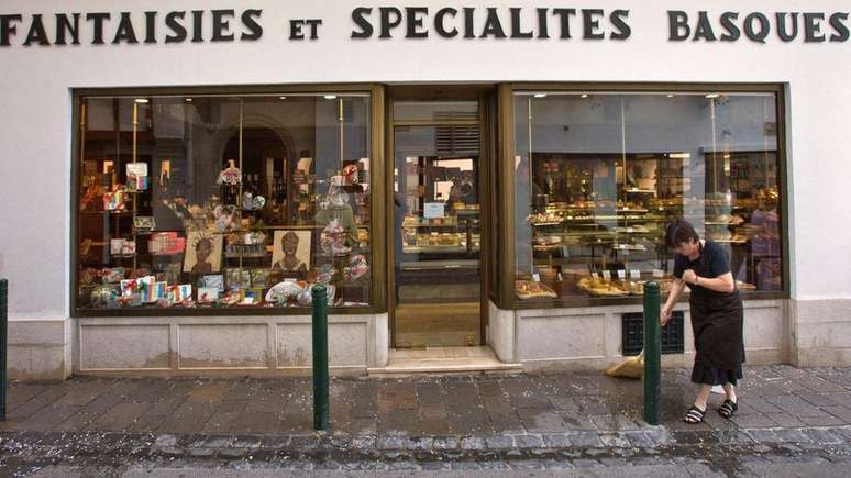 Os propriet&aacute;rios de empresas que aceitam o eusko tamb&eacute;m s&atilde;o incentivados a usar o idioma euskara al&eacute;m do franc&ecirc;s