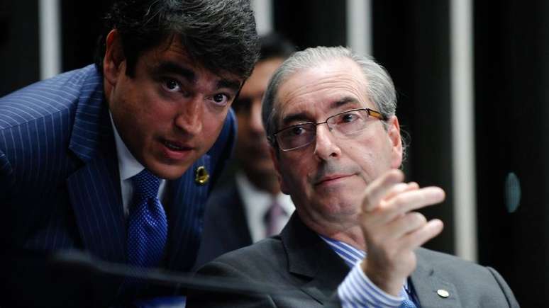 Eduardo Cunha (dir.) em 2015, ao lado de um servidor do Senado: 1ª etapa do Orçamento Impositivo foi para desgastar Dilma Rousseff (PT)