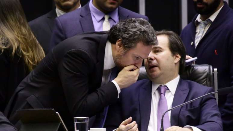 Rodrigo Maia (sentado, dir.): 'Parlamento recompõe sua prerrogativa' com Orçamento Impositivo