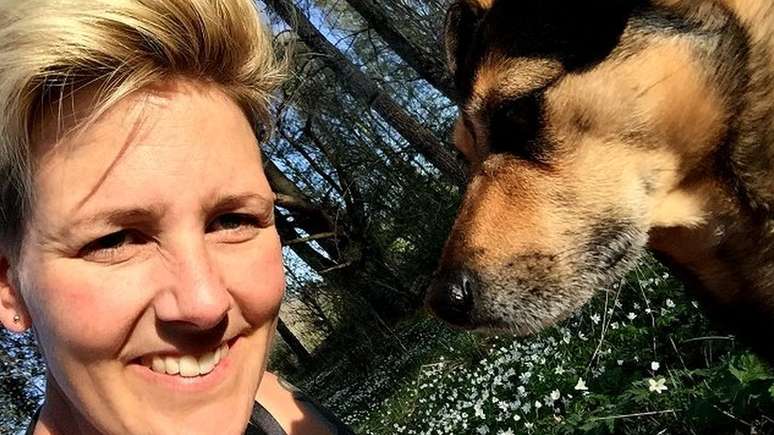 A pesquisadora Lina Roth, da Universidade Linkoping, estuda a relação entre cães e seus donos