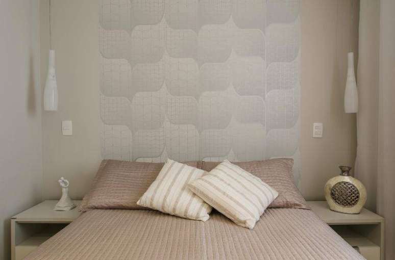 26. Como colocar papel de parede para quarto usando apenas atrás da cama. Fonte: Pinterest