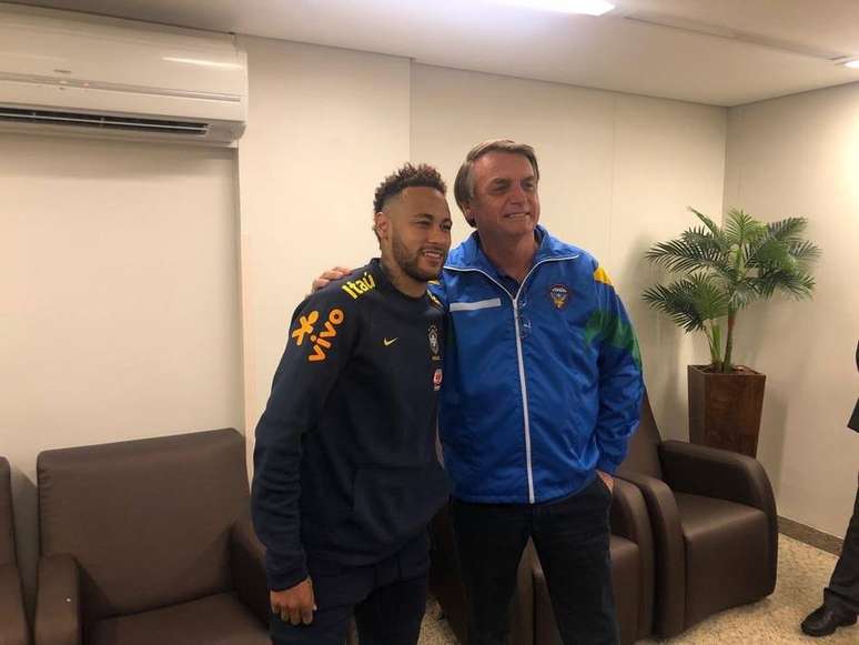Neymar ao lado de Jair Bolsonaro.